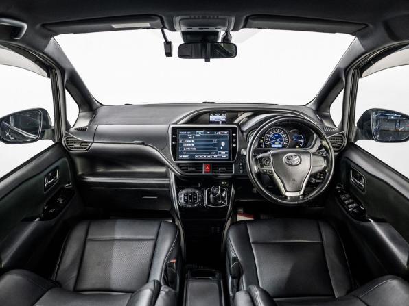 Toyota Voxy III (R80) Рестайлинг с пробегом 2018 года, цена 2 200 000 рублей, 101715 км, минивэн, Автокод Объявления