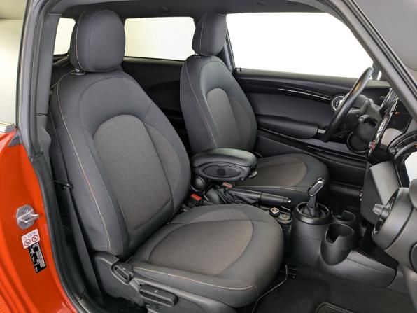 Mini Hatch III (F55/F56) Рестайлинг с пробегом 2021 года, цена 2 550 000 рублей, 66313 км, хэтчбек, Автокод Объявления
