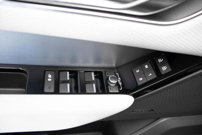 Land Rover Range Rover Velar I с пробегом 2022 года, цена 5 499 000 рублей, 42943 км, внедорожник, Автокод Объявления