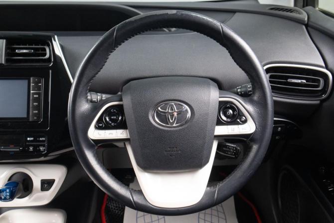 Toyota Prius IV (XW50) с пробегом 2016 года, цена 1 929 000 рублей, 134637 км, лифтбек, Автокод Объявления