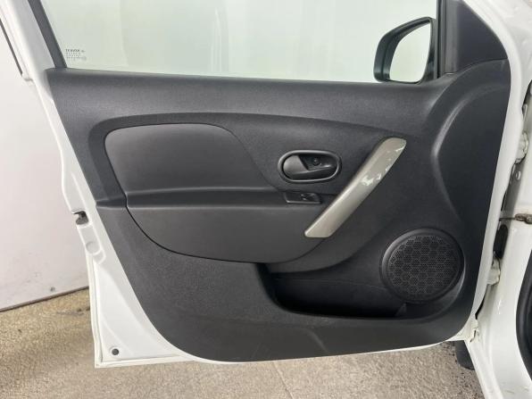 Renault Logan II Рестайлинг с пробегом 2019 года, цена 1 030 000 рублей, 91622 км, седан, Автокод Объявления