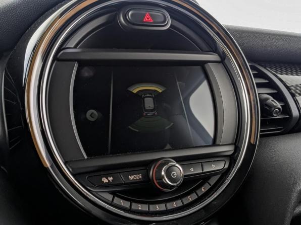 Mini Hatch III (F55/F56) Рестайлинг с пробегом 2019 года, цена 2 520 000 рублей, 86114 км, хэтчбек, Автокод Объявления