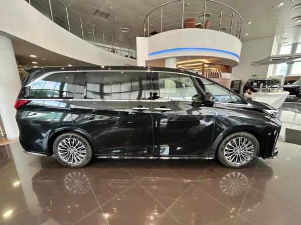 Lexus LM II с пробегом 2025 года, цена 18 450 000 рублей, 11 км, минивэн, Автокод Объявления