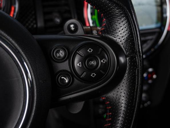 Mini Hatch III (F55/F56) Рестайлинг с пробегом 2019 года, цена 2 760 000 рублей, 62745 км, хэтчбек, Автокод Объявления