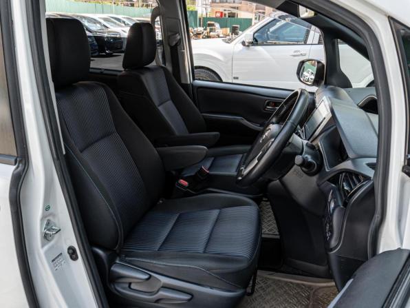 Toyota Voxy III (R80) с пробегом 2017 года, цена 2 180 000 рублей, 113405 км, минивэн, Автокод Объявления