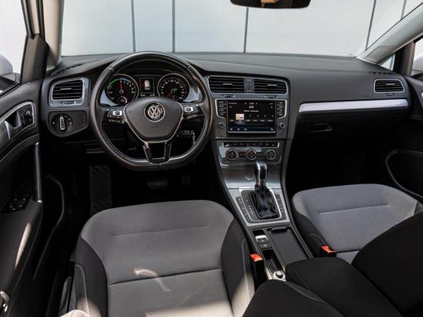Volkswagen Golf VII Рестайлинг с пробегом 2017 года, цена 1 597 000 рублей, 42150 км, хэтчбек, Автокод Объявления