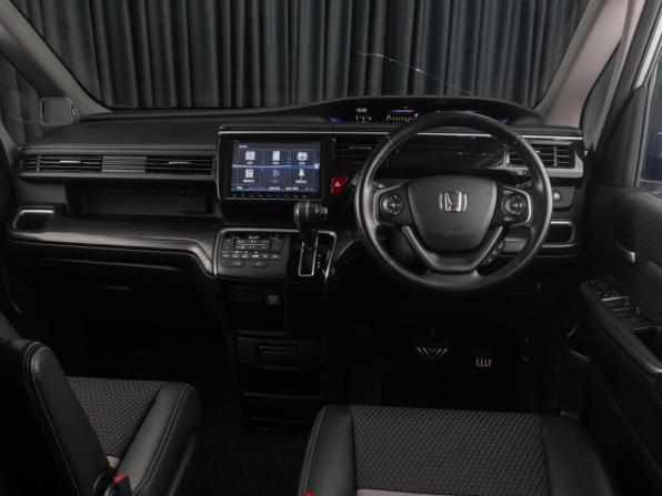 Honda Stepwgn V с пробегом 2017 года, цена 1 779 000 рублей, 172072 км, минивэн, Автокод Объявления