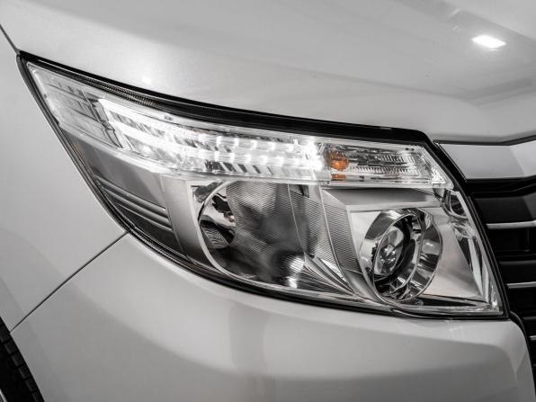 Toyota Noah III (R80) Рестайлинг с пробегом 2017 года, цена 1 950 000 рублей, 174263 км, минивэн, Автокод Объявления