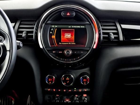 Mini Hatch III (F55/F56) Рестайлинг с пробегом 2020 года, цена 2 995 000 рублей, 69668 км, хэтчбек, Автокод Объявления