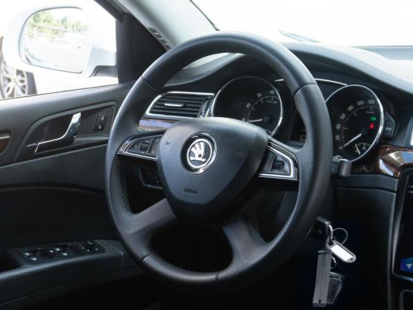 Skoda Superb II Рестайлинг с пробегом 2014 года, цена 1 040 000 рублей, 301587 км, лифтбек, Автокод Объявления