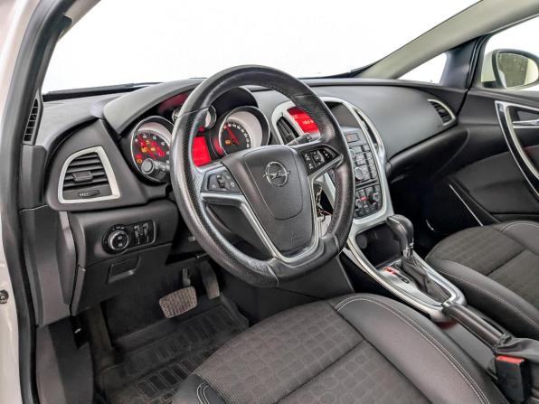 Opel Astra J Рестайлинг с пробегом 2013 года, цена 1 200 000 рублей, 53125 км, хэтчбек, Автокод Объявления