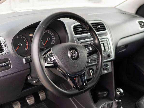 Volkswagen Polo V Рестайлинг с пробегом 2016 года, цена 740 000 рублей, 327639 км, седан, Автокод Объявления