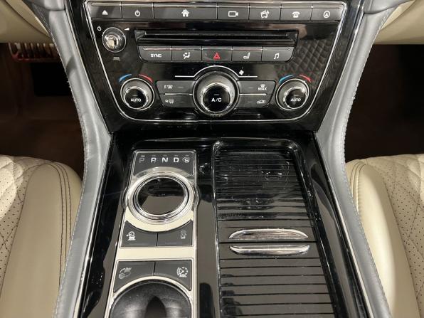Jaguar XJ IV (X351) Рестайлинг с пробегом 2017 года, цена 2 390 000 рублей, 163428 км, седан, Автокод Объявления