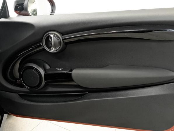 Mini Hatch III (F55/F56) Рестайлинг с пробегом 2021 года, цена 2 640 000 рублей, 11637 км, хэтчбек, Автокод Объявления