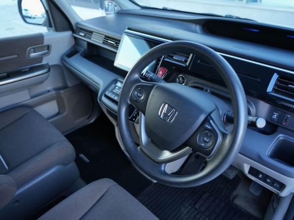 Honda Stepwgn V с пробегом 2016 года, цена 1 660 000 рублей, 133797 км, минивэн, Автокод Объявления