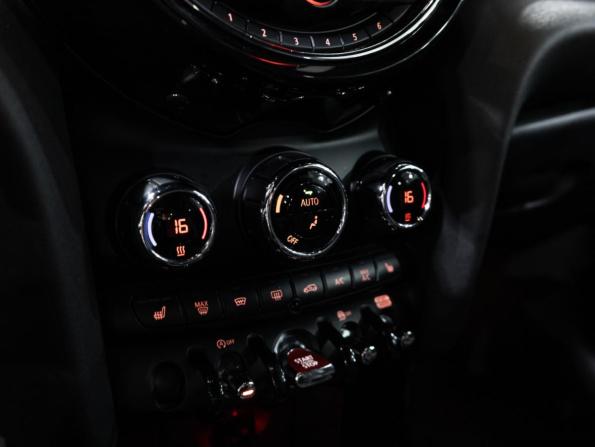 Mini Hatch III (F55/F56) Рестайлинг с пробегом 2019 года, цена 2 799 000 рублей, 54711 км, хэтчбек, Автокод Объявления