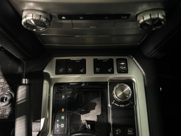 Toyota Land Cruiser 200 Series Рестайлинг 2 с пробегом 2017 года, цена 6 400 000 рублей, 132890 км, внедорожник, Автокод Объявления