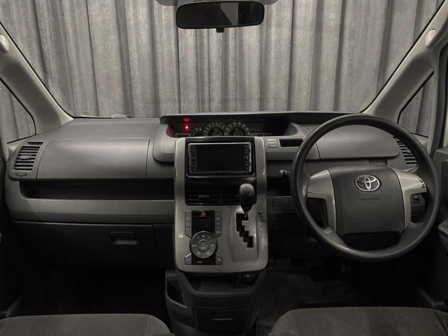 Toyota Voxy II (R70) Красноярск  - изображение 10