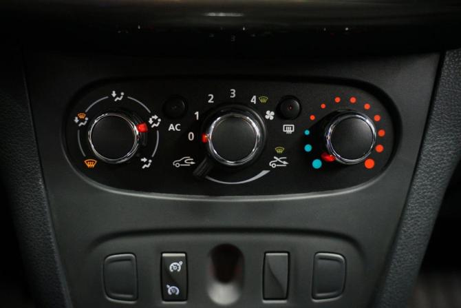 Renault Sandero II с пробегом 2015 года, цена 988 000 рублей, 77000 км, хэтчбек, Автокод Объявления