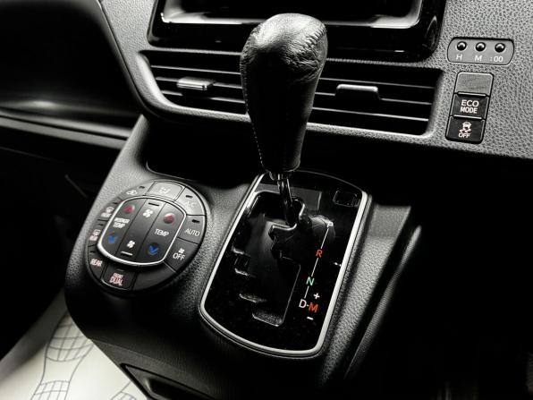 Toyota Voxy III (R80) Рестайлинг с пробегом 2018 года, цена 2 700 000 рублей, 88347 км, минивэн, Автокод Объявления