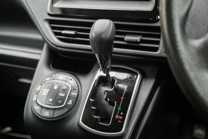 Toyota Noah III (R80) Рестайлинг с пробегом 2018 года, цена 1 987 000 рублей, 128600 км, минивэн, Автокод Объявления