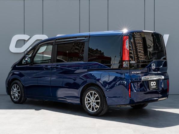 Honda Stepwgn V с пробегом 2017 года, цена 2 040 000 рублей, 96102 км, минивэн, Автокод Объявления