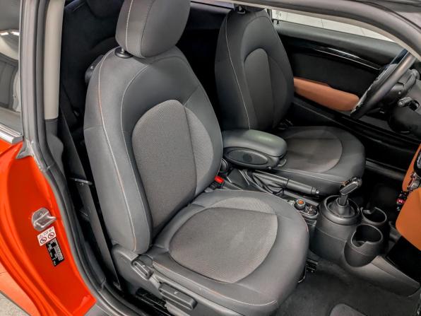 Mini Hatch III (F55/F56) Рестайлинг с пробегом 2020 года, цена 2 395 000 рублей, 46120 км, хэтчбек, Автокод Объявления