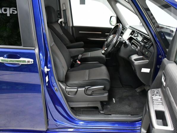 Honda Stepwgn V с пробегом 2017 года, цена 1 925 000 рублей, 67612 км, минивэн, Автокод Объявления