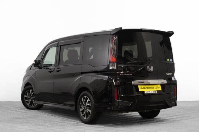 Honda Stepwgn V Рестайлинг с пробегом 2017 года, цена 2 079 000 рублей, 117000 км, минивэн, Автокод Объявления