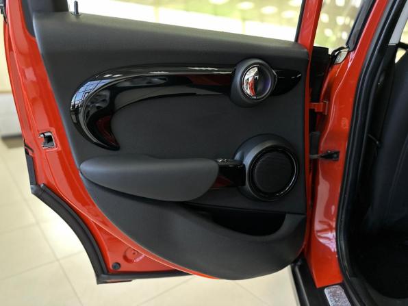 Mini Hatch III (F55/F56) Рестайлинг с пробегом 2018 года, цена 1 800 000 рублей, 80775 км, хэтчбек, Автокод Объявления