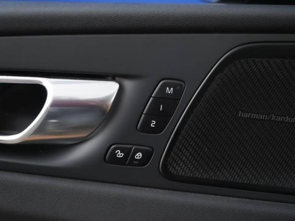 Volvo XC60 II Рестайлинг с пробегом 2021 года, цена 4 107 055 рублей, 47226 км, внедорожник, Автокод Объявления