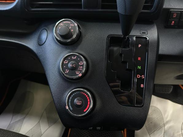 Toyota Sienta II Рестайлинг с пробегом 2022 года, цена 1 740 000 рублей, 77076 км, минивэн, Автокод Объявления