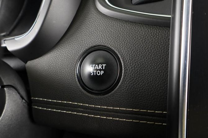 Renault Scenic IV с пробегом 2018 года, цена 1 799 000 рублей, 180111 км, компактвэн, Автокод Объявления