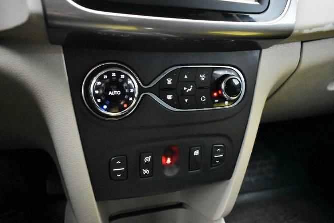 Renault Logan II Рестайлинг с пробегом 2018 года, цена 895 000 рублей, 98428 км, седан, Автокод Объявления