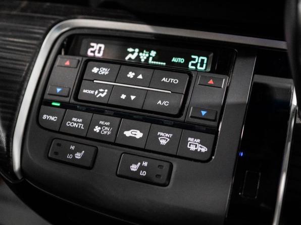 Honda Stepwgn V с пробегом 2017 года, цена 2 100 000 рублей, 59348 км, минивэн, Автокод Объявления