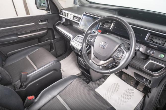 Honda Stepwgn V с пробегом 2016 года, цена 1 999 000 рублей, 108000 км, минивэн, Автокод Объявления