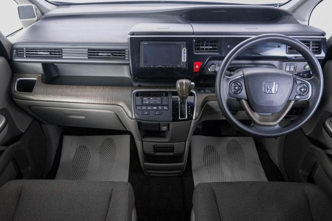 Honda Stepwgn V с пробегом 2015 года, цена 1 639 000 рублей, 180000 км, минивэн, Автокод Объявления