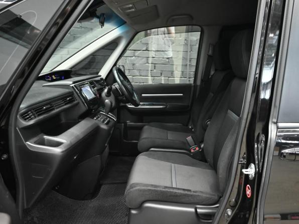 Honda Stepwgn V Рестайлинг с пробегом 2018 года, цена 2 150 000 рублей, 104900 км, минивэн, Автокод Объявления