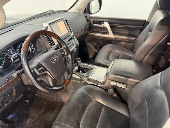 Toyota Land Cruiser 200 Series Рестайлинг 2 с пробегом 2017 года, цена 6 900 000 рублей, 137000 км, внедорожник, Автокод Объявления