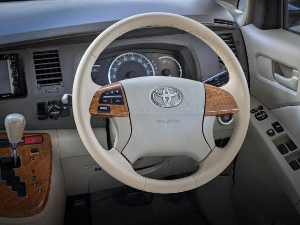 Toyota ISis I Рестайлинг с пробегом 2009 года, цена 1 099 900 рублей, 192000 км, минивэн, Автокод Объявления