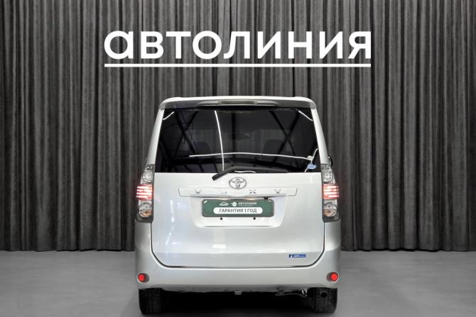 Toyota Voxy II (R70) с пробегом 2010 года, цена 1 380 000 рублей, 200000 км, минивэн, Автокод Объявления