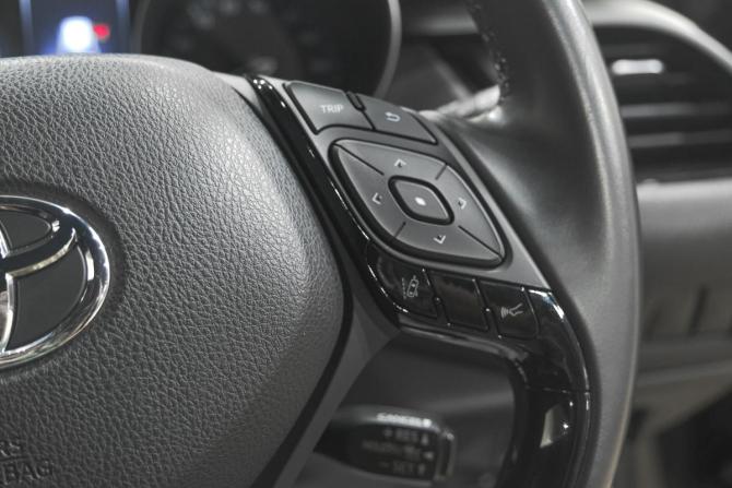 Toyota C-HR I с пробегом 2018 года, цена 2 099 000 рублей, 33000 км, внедорожник, Автокод Объявления