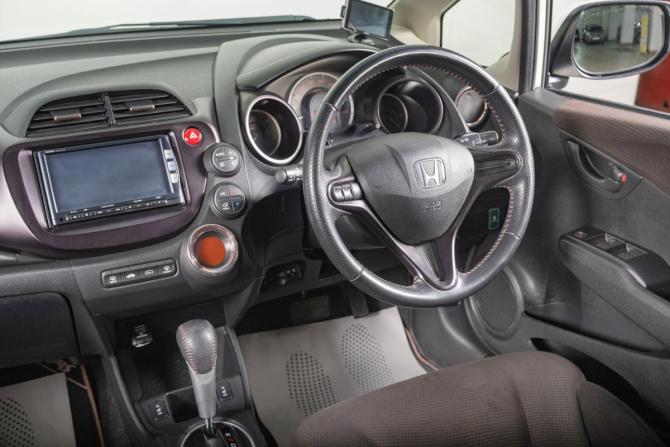 Honda Fit II с пробегом 2013 года, цена 1 069 000 рублей, 89000 км, хэтчбек, Автокод Объявления