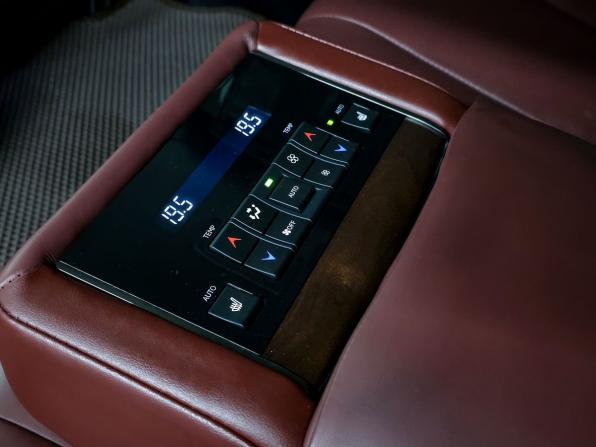 Lexus LX III Рестайлинг 2 с пробегом 2016 года, цена 5 990 000 рублей, 215120 км, внедорожник, Автокод Объявления