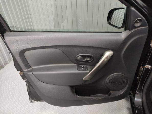 Renault Sandero II с пробегом 2015 года, цена 595 000 рублей, 91231 км, хэтчбек, Автокод Объявления