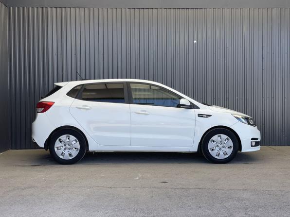 Kia Rio III Рестайлинг с пробегом 2017 года, цена 1 077 000 рублей, 126661 км, хэтчбек, Автокод Объявления