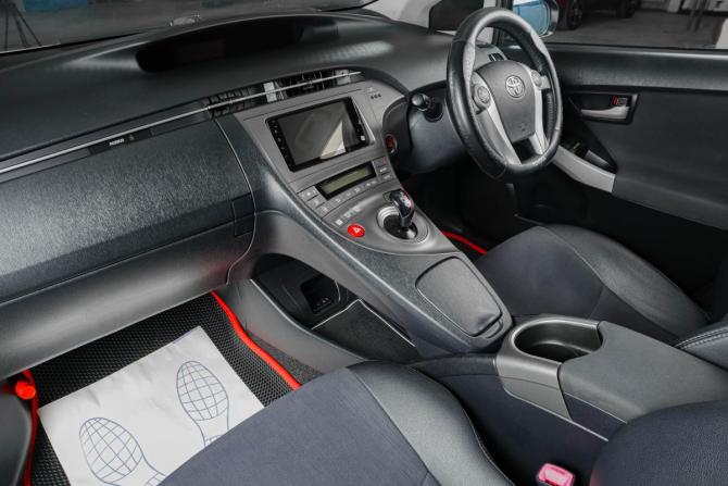 Toyota Prius III Рестайлинг (XW30) с пробегом 2013 года, цена 1 279 000 рублей, 300000 км, лифтбек, Автокод Объявления