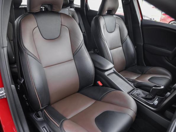 Volvo V40 Cross Country I Рестайлинг с пробегом 2019 года, цена 1 899 000 рублей, 76671 км, хэтчбек, Автокод Объявления