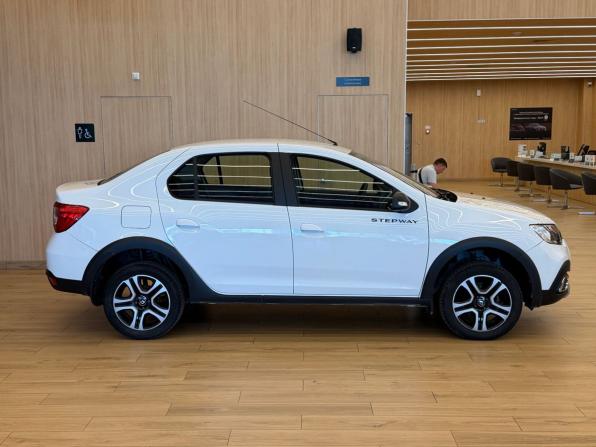 Renault Logan II Рестайлинг с пробегом 2022 года, цена 1 038 000 рублей, 93000 км, седан, Автокод Объявления