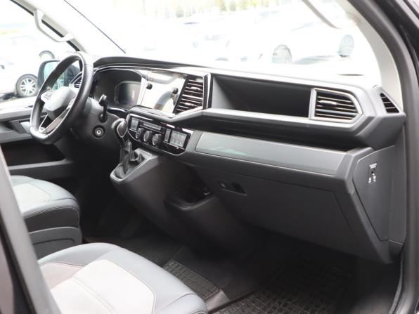 Volkswagen Multivan T6 Рестайлинг с пробегом 2021 года, цена 4 650 000 рублей, 231261 км, минивэн, Автокод Объявления